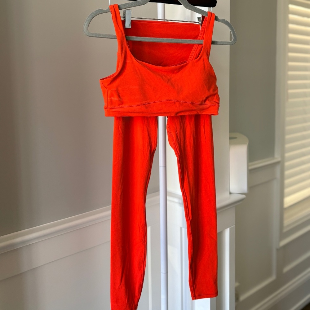 Vuori AllTheForm™ Set – Bright Poppy 
Sports Bra (S) + Leggings (XS)